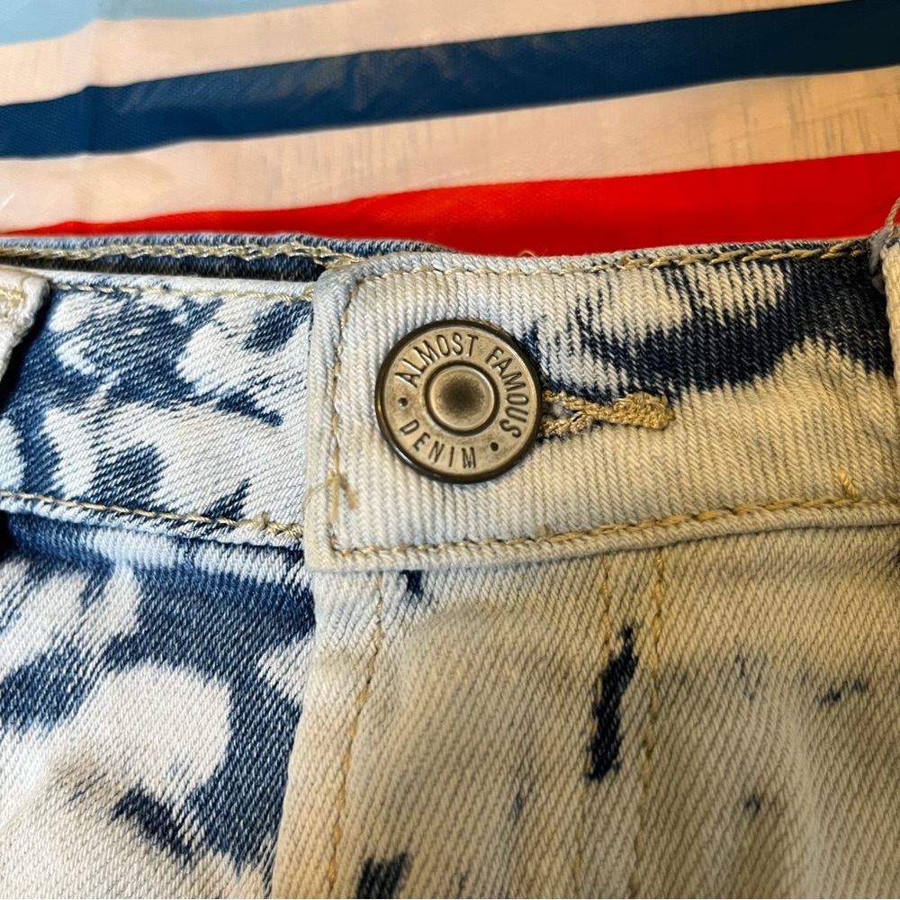Almost Famous distressed crop denim shorts- Size 5 Juniors - Picture 6 of 8